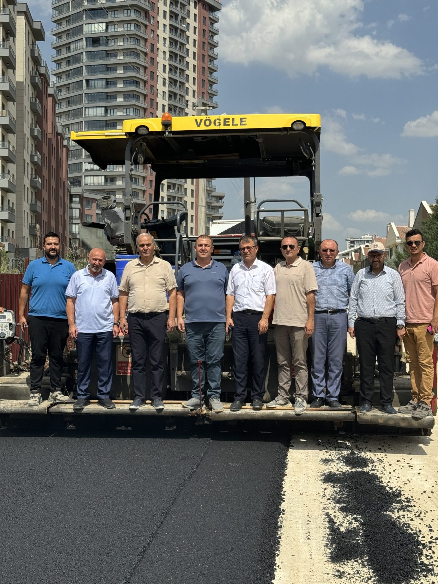 Erkmen Belediyesi Cumhuriyet Mahallesi?nde scak asfalt serimine balad.